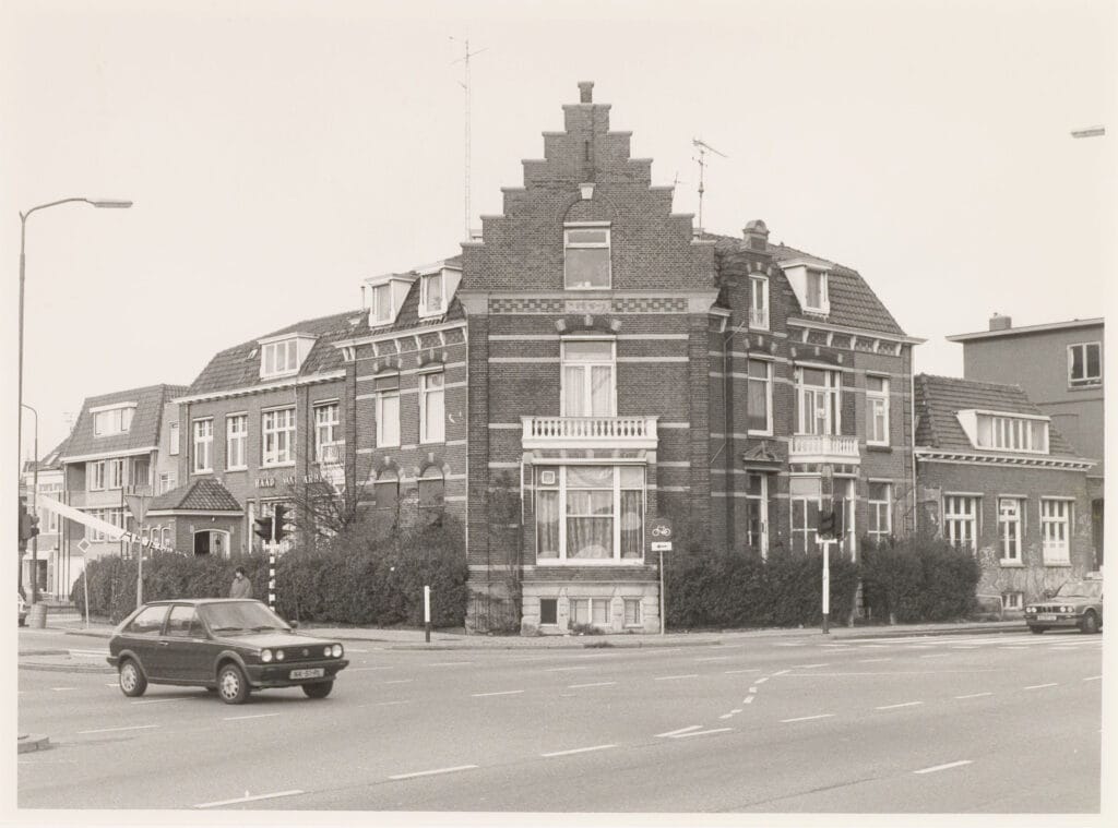 Foto van vooraanzicht pand De Raad, Kanaalkade, Alkmaar.