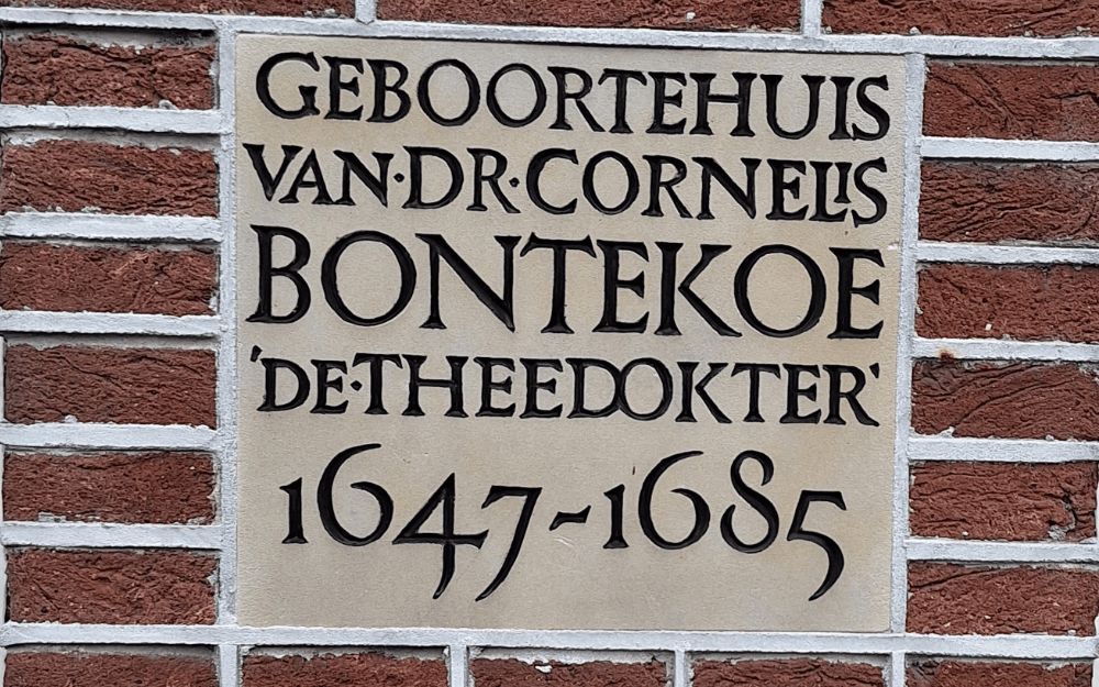Gevelsteen van het geboortehuis van Cornelis Bontekoe in Alkmaar.