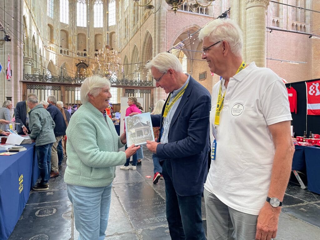Emmy Reijngoud-Posthuma overhandigd het eerste exemplaar van 'Arendshof' aan HVA-voorzitter Ruud Roemer - 9 2025