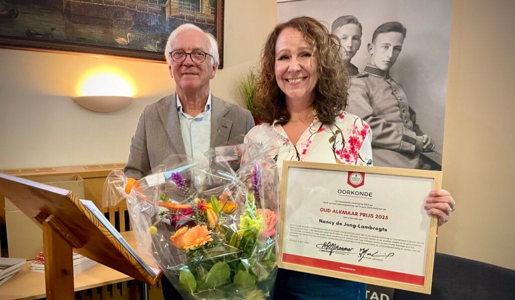 Uitreiking van de Oud Alkmaar-prijs aan stadsarcheoloog Nancy de Jong, april 2025.