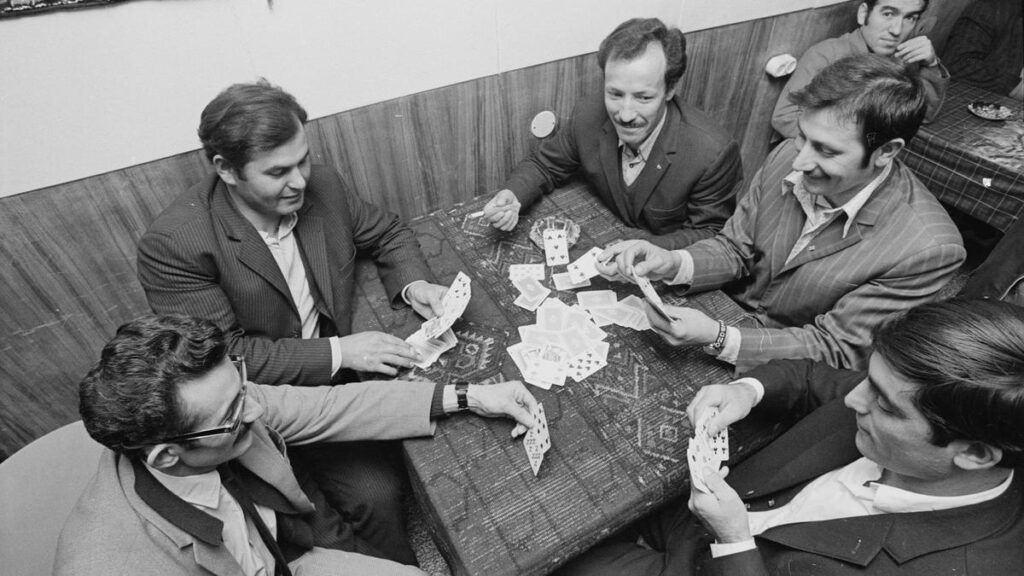 Foto van Turkse gastarbeiders die een potje kaart spelen.