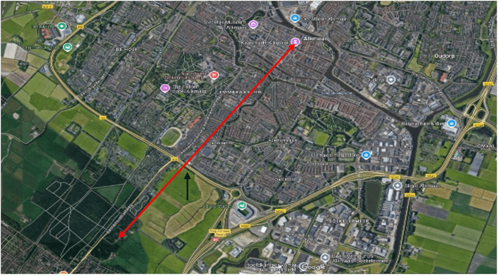 Luchtfoto van Alkmaar, met daarin de lijn Nijenburg-Waagtoren getrokken.