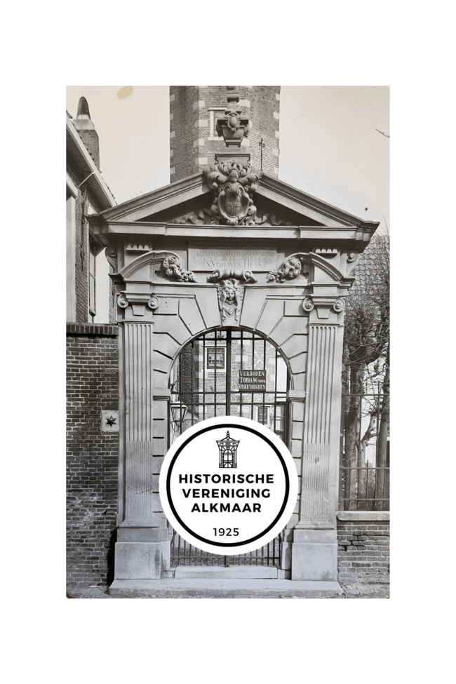 Ontwerp zonder titel (41) Foto van poortje van Hof van Sonoy, Alkmaar, met logo van de Historische Vereniging Alkmaar.