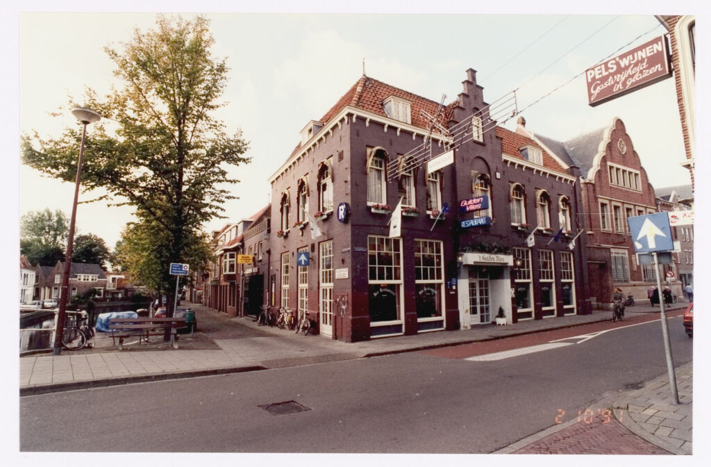 Foto van aanzicht het Gulden Vlies, ca 1991. Elsinga, J. / collectie Regionaal Archief Alkmaar / RAA011003288.