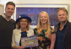 wethouder-ontvangt-eerste-exemplaar