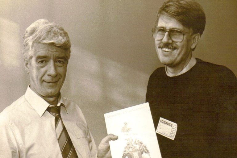 Rudi Carrell en Hans, bij uitreiking van ‘125 jaar Victoriefeest’.
