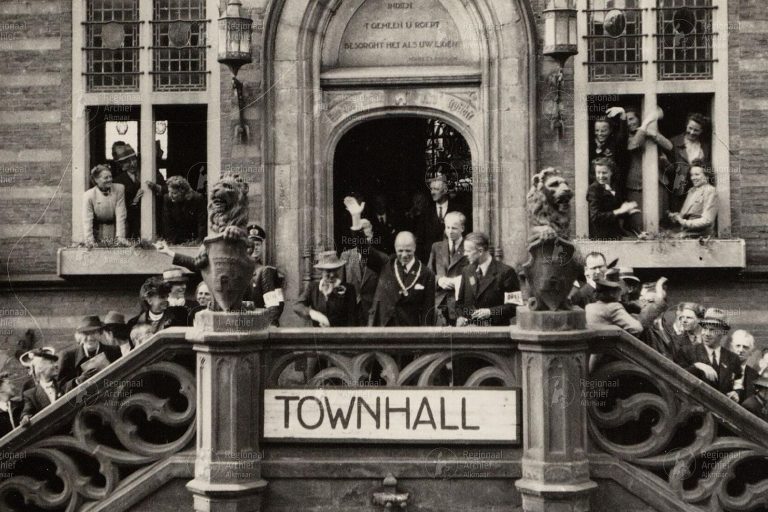 Burgemeester-Van-Kinschot-keert-na-de-Bevrijding-terug-foto-Regionaal-Archief