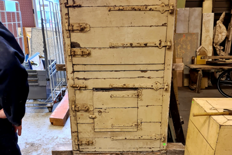 Een gevangenis-deur..?