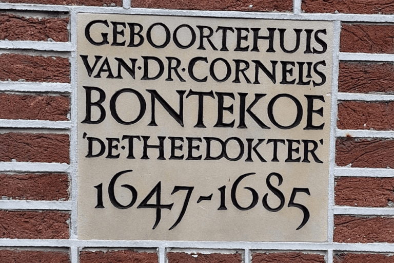 Gevelsteen van het geboortehuis van Cornelis Bontekoe in Alkmaar.