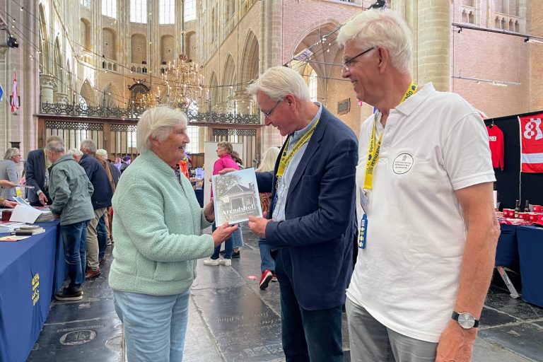 Emmy Reijngoud-Posthuma overhandigd het eerste exemplaar van 'Arendshof' aan HVA-voorzitter Ruud Roemer - 9 2025