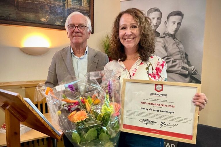 Uitreiking van de Oud Alkmaar-prijs aan stadsarcheoloog Nancy de Jong, april 2025.