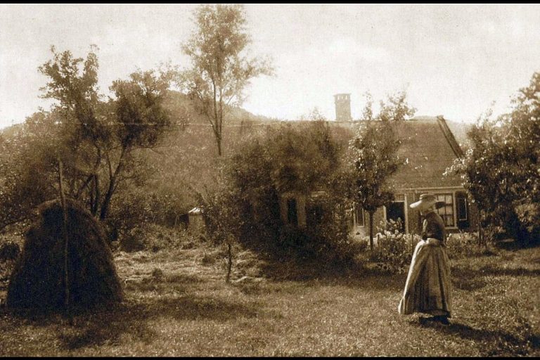 Klederdracht-Schoorl-1905-Regionaal-Archief-Alkmaar