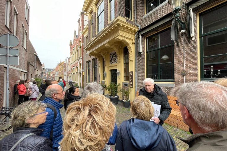 Foto van gids Mart Hagenbeek (HVA) tijdens een wandeling van de Historische Vereniging Alkmaar, 2024.