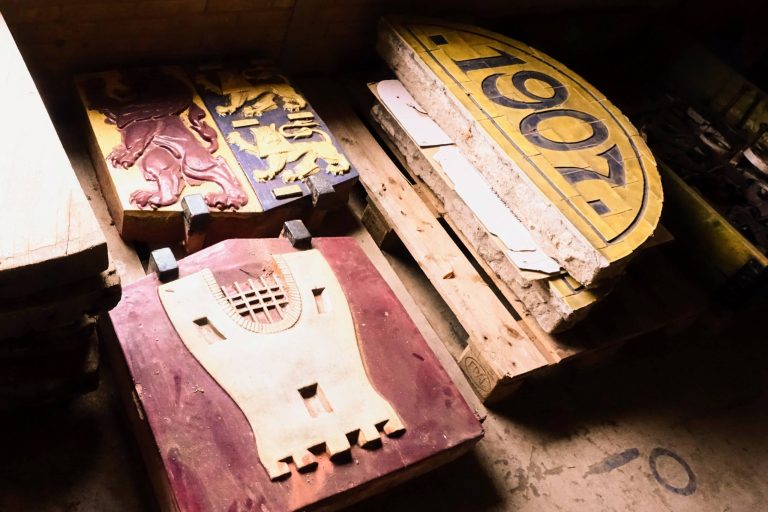 Twee gevelstenen, ooit ingemetseld in Het Groene Kruis-gebouw aan het Zevenhuizen.