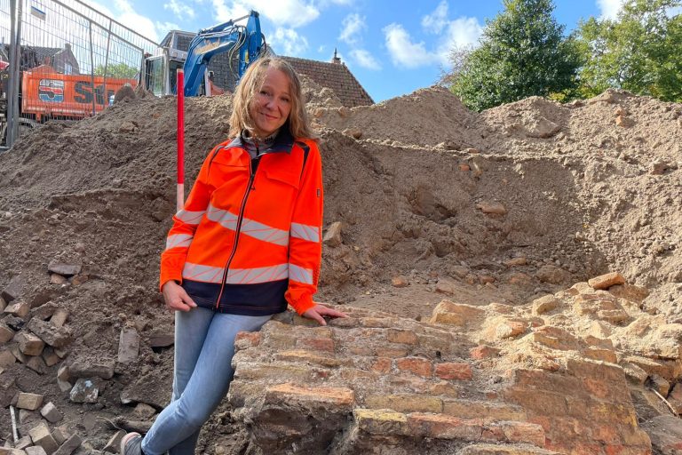 Nancy-de-Jong-bij-de-resten-van-het-Clarissenklooster-die-recent-werden-blootgelegd-aan-de-Molenbuurt.Foto-Wim-van-der-Vlugt