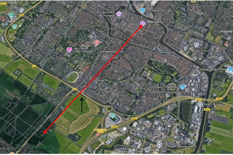 Luchtfoto van Alkmaar, met daarin de lijn Nijenburg-Waagtoren getrokken.