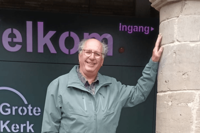 Portret van Johan Groot, stadsgids bij de Historische Vereniging Alkmaar, dd juni 2025