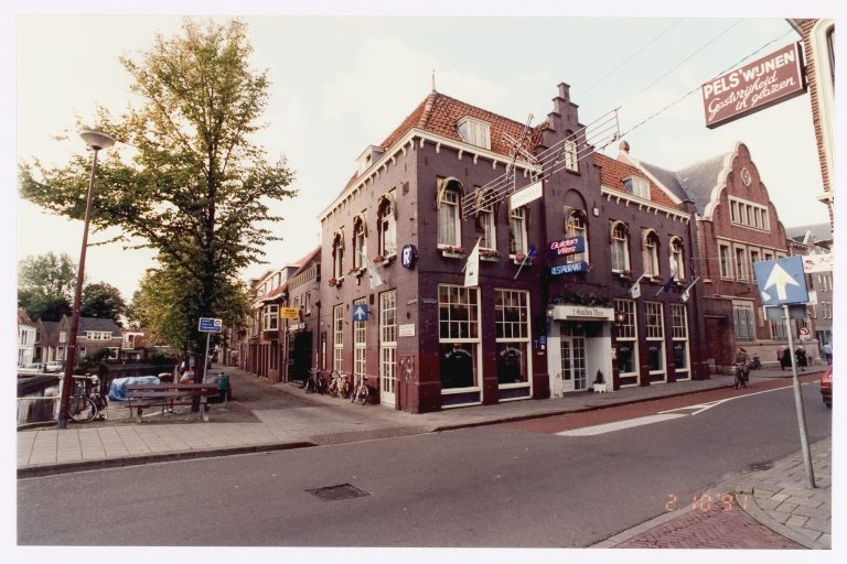 Foto van aanzicht het Gulden Vlies, ca 1991. Elsinga, J. / collectie Regionaal Archief Alkmaar / RAA011003288.