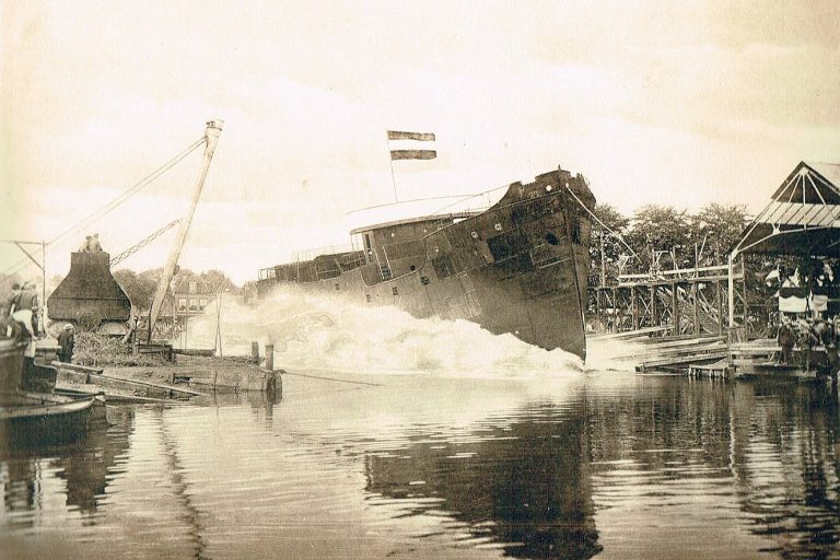 Scheepswerf-Witsen-tewaterlating-vrachtschip