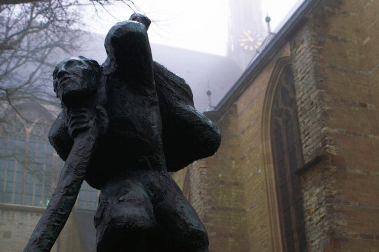 Van-der-Meij-bij-de-Grote-kerk-te-Alkmaar