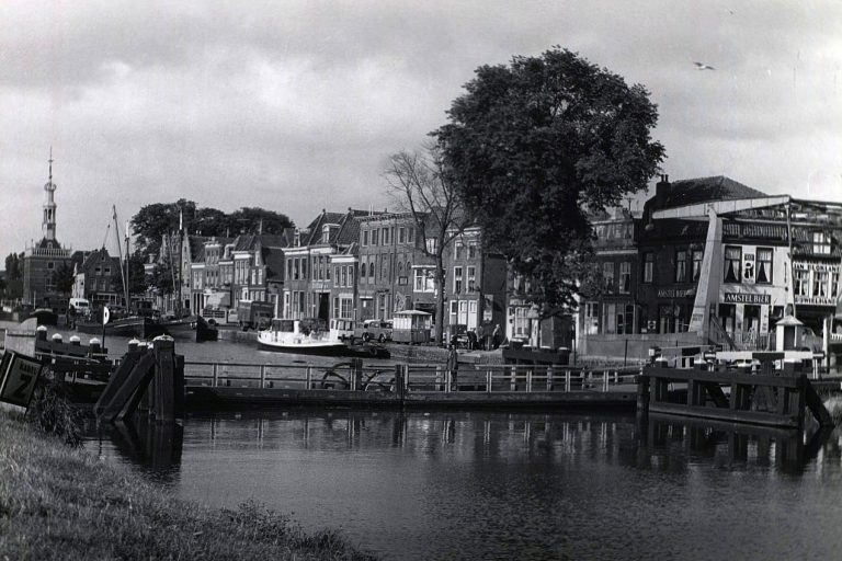 Vlotbrug-Bierkade-naar-Schermereiland-1955-Regionaal-Archief-1
